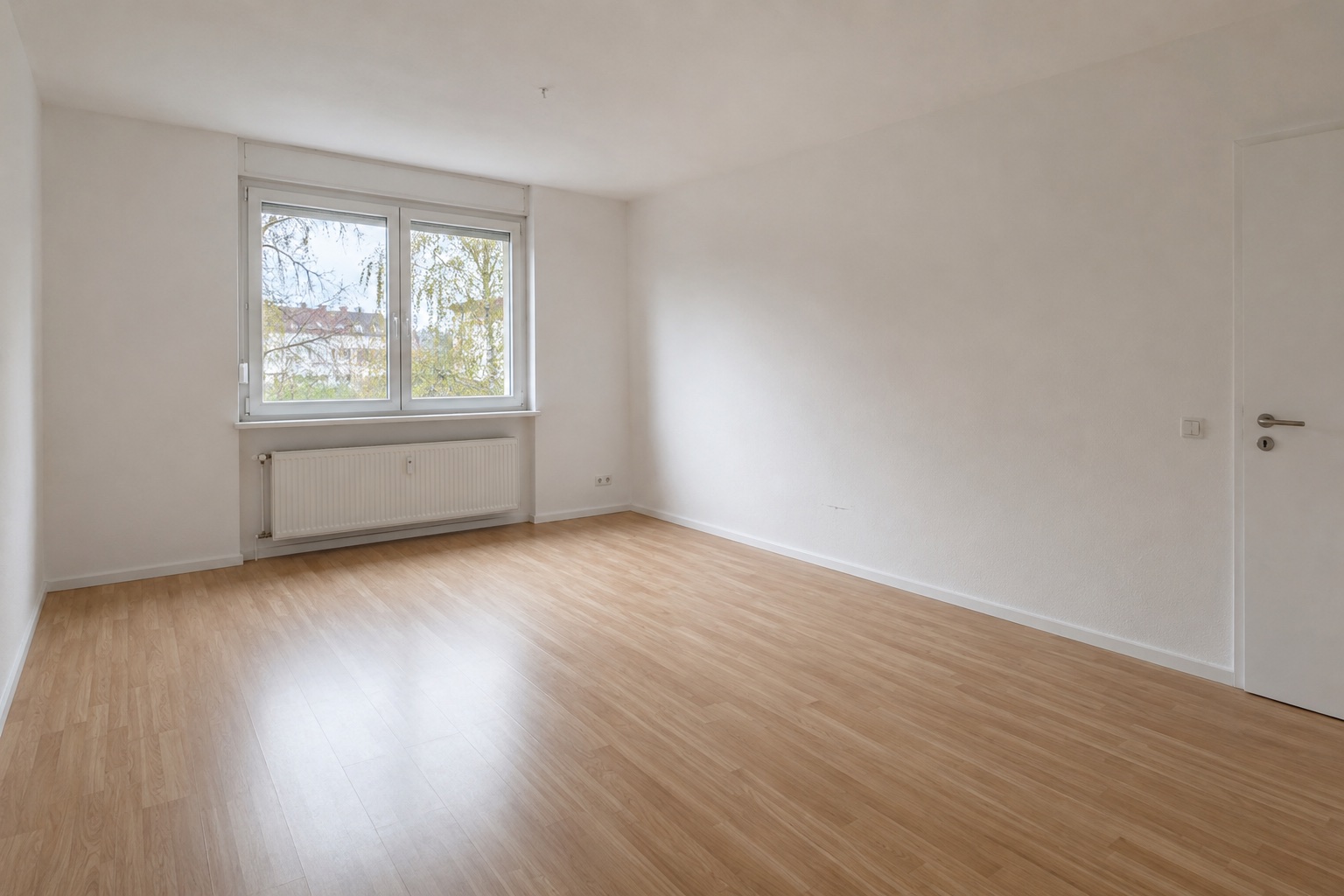 Leerer, vollständig sichtbarer Wohnraum direkt beim Einzug